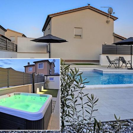 Casa Tara Three-Bedroom Holiday Home Pula Exterior photo