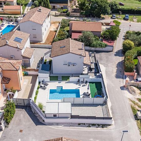 Casa Tara Three-Bedroom Holiday Home Pula Exterior photo