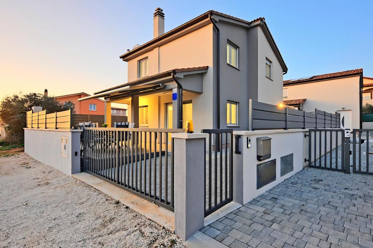 Casa Tara Three-Bedroom Holiday Home Pula Exterior photo