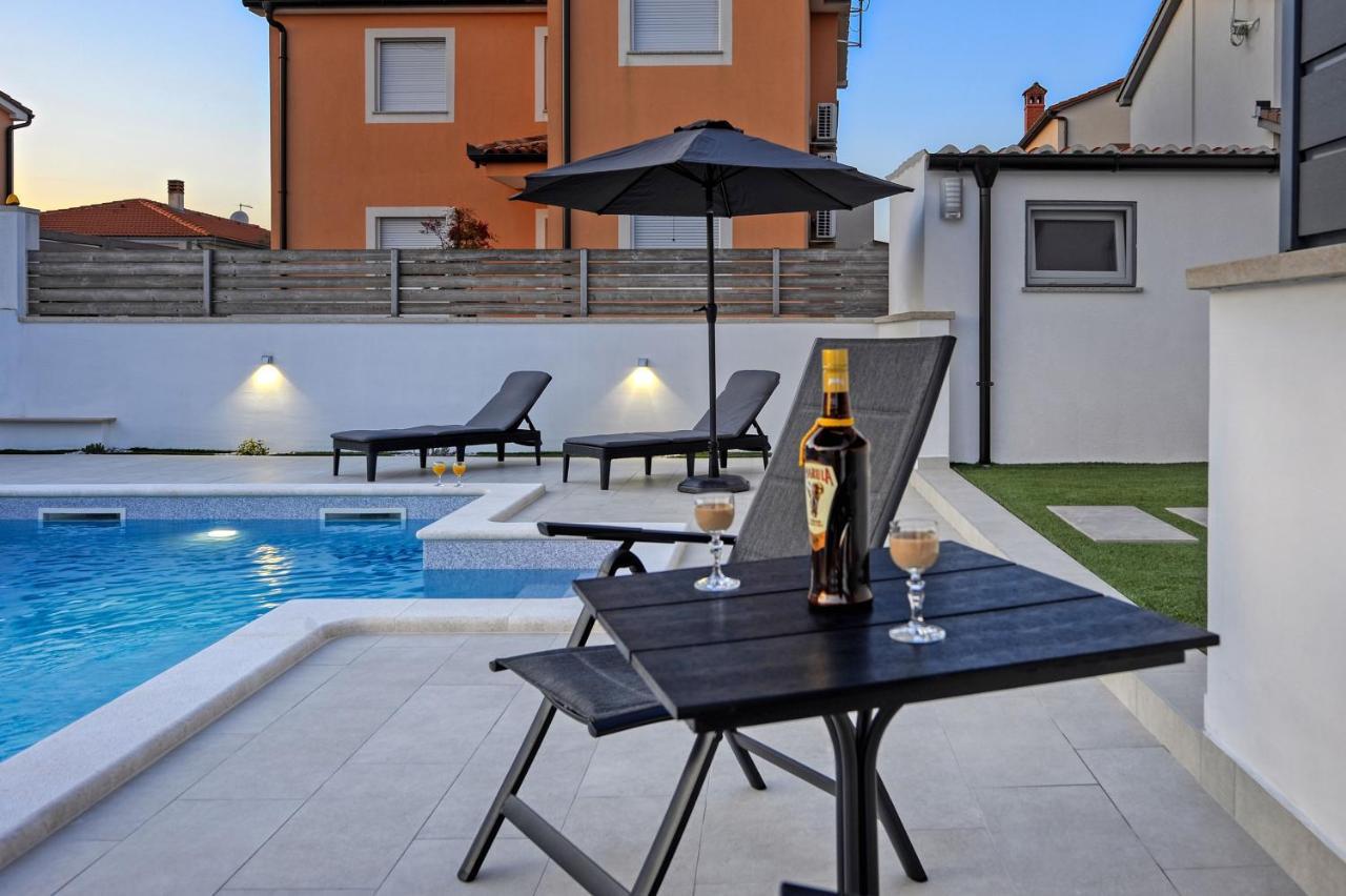 Casa Tara Three-Bedroom Holiday Home Pula Exterior photo