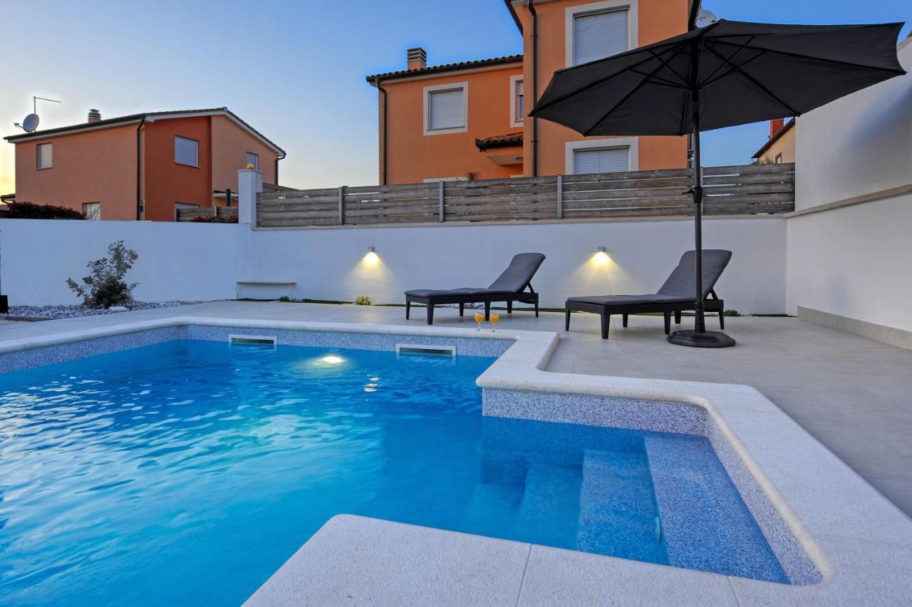 Casa Tara Three-Bedroom Holiday Home Pula Exterior photo