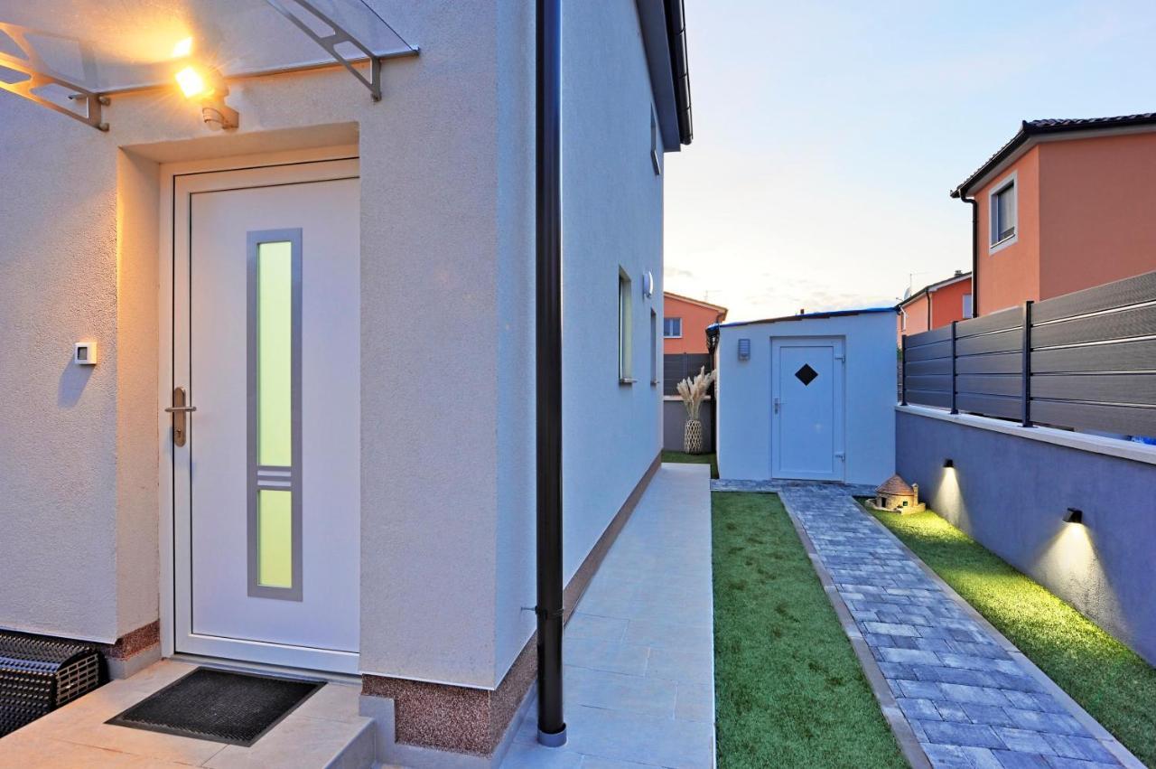 Casa Tara Three-Bedroom Holiday Home Pula Exterior photo
