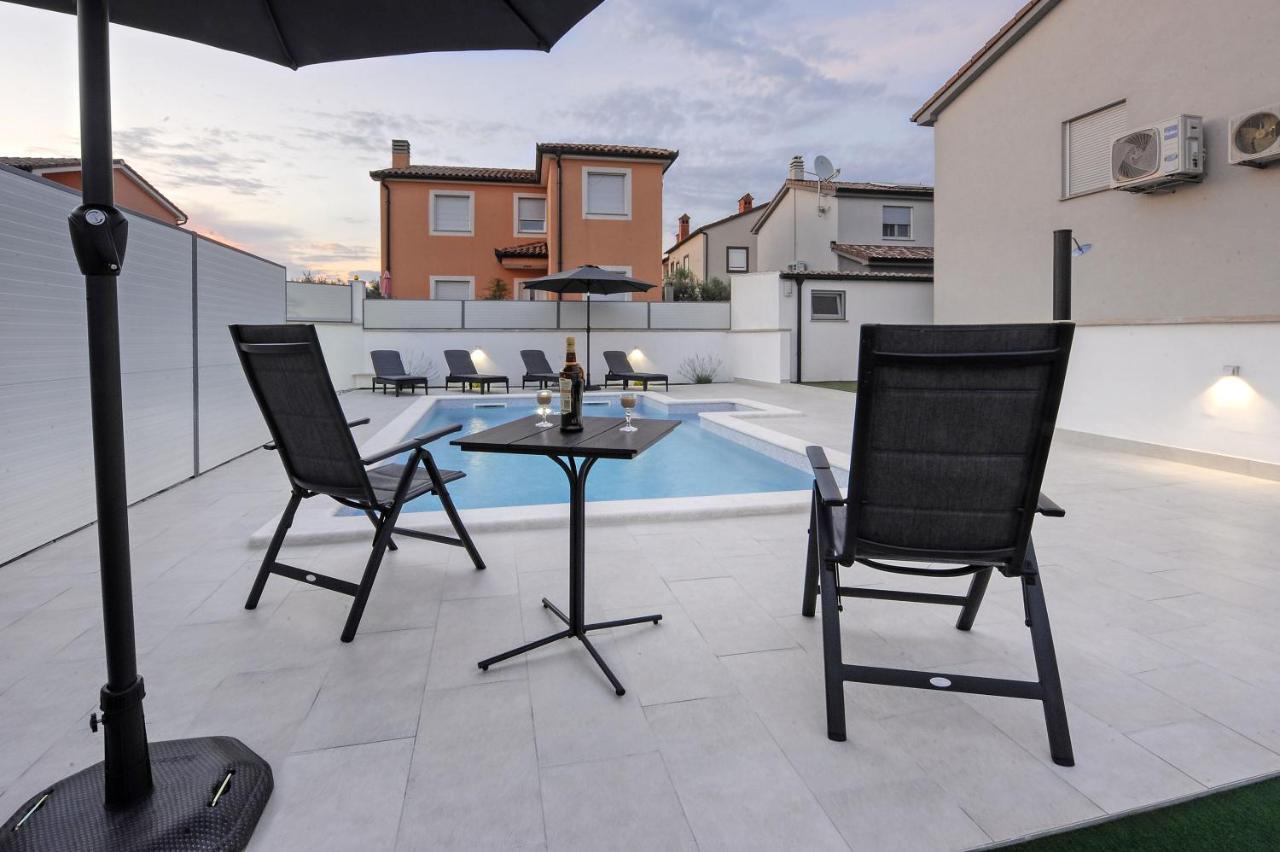 Casa Tara Three-Bedroom Holiday Home Pula Exterior photo