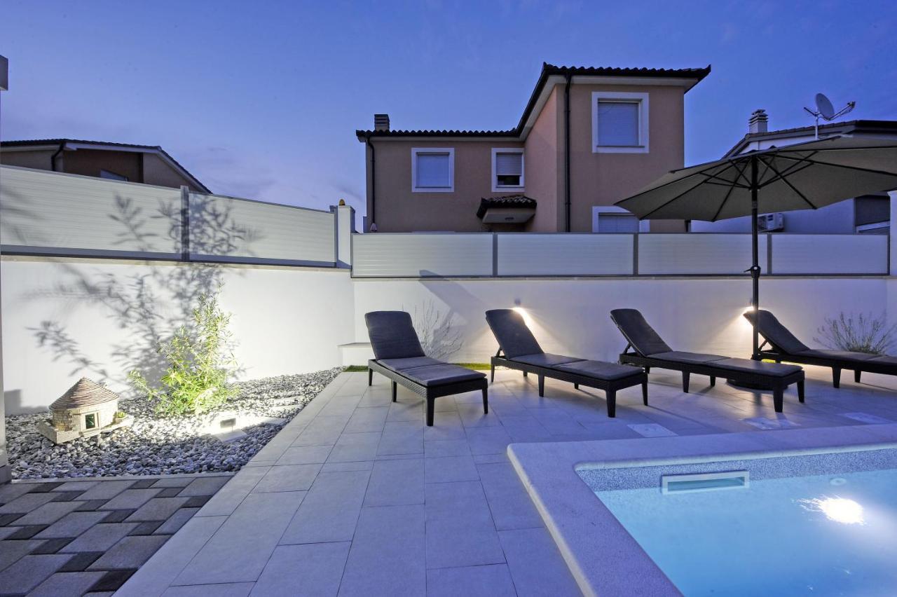 Casa Tara Three-Bedroom Holiday Home Pula Exterior photo