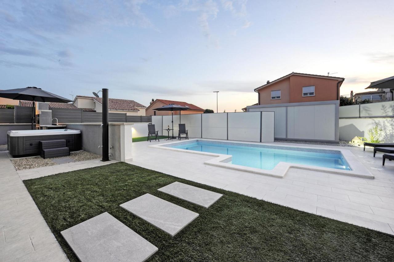 Casa Tara Three-Bedroom Holiday Home Pula Exterior photo